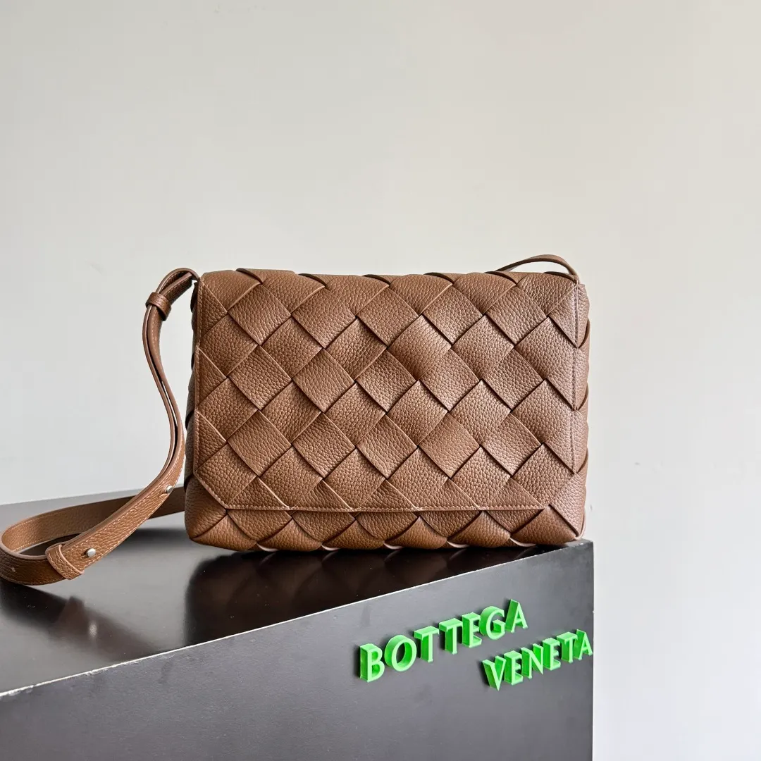 Batch 2220 BOTTEGA VENETA Bottega Veneta's 2025 new product Diago large crossbody bag is the latest shipment🎉🎉The combination of pragmatism and Diago craftsmanship, high-quality leather with natural texture, soft and thick touch, different gloss refracted under different lights, flat shape and dry It’s clean and tidy, it doesn’t have a big logo, but it exudes calmness and elegance from any angle. The interior capacity is enough, and two power banks can be easily accommodated. There is also a small zippered pocket, which is especially suitable for easy-to-lose items such as access cards. It is a bag that is both beautiful and practical👜 Style number: 815796 Size: 32*21.5*5cm Color: hazelnut brown